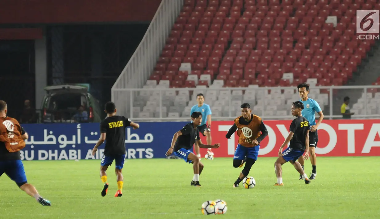 Sejumlah pemain Tampines Rovers melakukan latihan resmi jelang laga grup H Piala AFC 2018 melawan Persija di Stadion GBK Jakarta, Selasa (27/2). Persija akan menjamu Tampines Rovers, Rabu (28/2). (Liputan6.com/Helmi Fithriansyah)