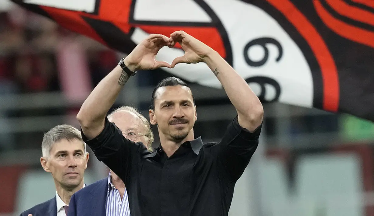 <p>Pemain AC Milan Zlatan Ibrahimovic menunjukkan isyarat setelah pertandingan terakhirnya untuk klub pada akhir pertandingan sepak bola Liga Italia antara AC Milan dan Hellas Verona di Stadion San Siro, Milan, Italia, Minggu (4/6/2023). (AP Photo/Antonio Calanni)</p>