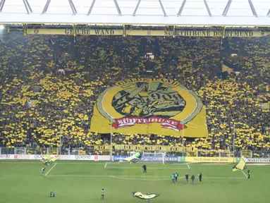 Fans Dortmund melakukan aksi-aksi koreografi di Stadion Signal Iduna Park untuk menyemangati tim idolanya bermain.