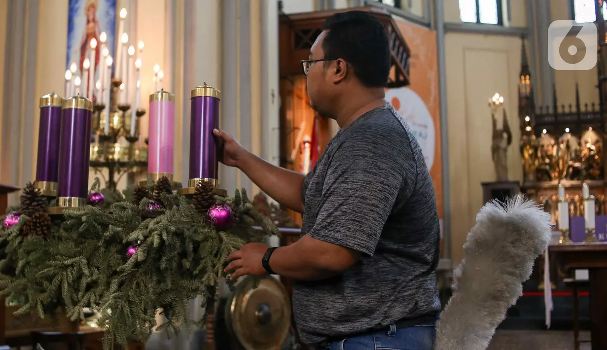 Pekerja melakukan bersih-bersih di Gereja Katedral, Jakarta, Kamis (21/12/2023). (Liputan6.com/Herman Zakharia)