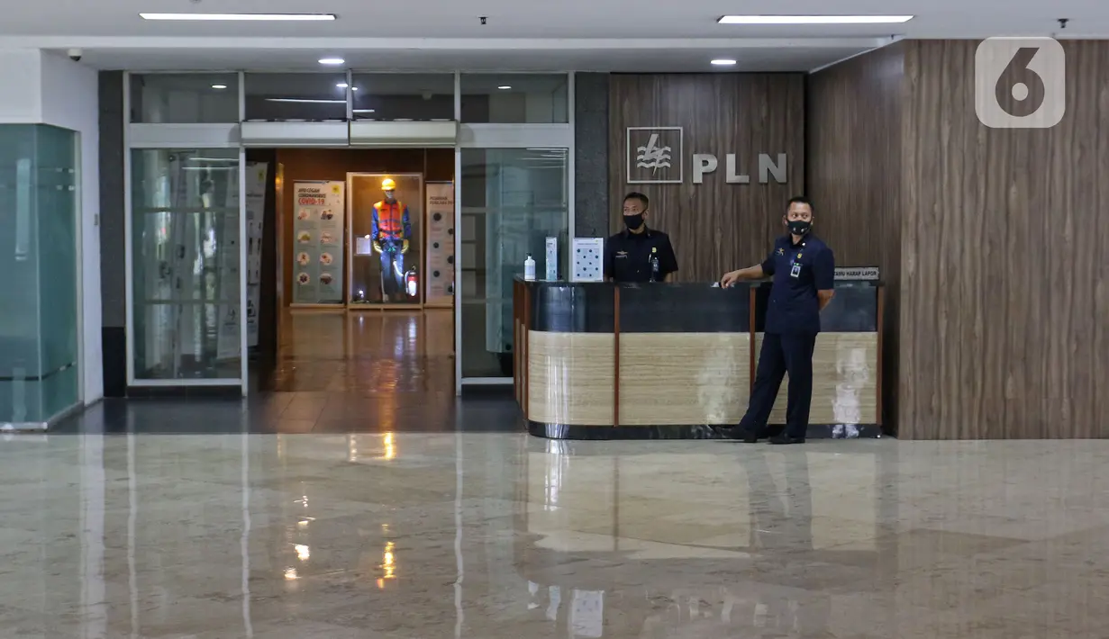 Petugas berjaga di Kantor PLN Pusat, Jalan Trunojoyo, Blok M, Jakarta, Selasa (21/7/2020). PT PLN (Persero) memutuskan untuk menutup sementara kantor pusat  setelah enam orang karyawan PLN dinyatakan positif COVID-19, dimulai hari Senin (20/7) hingga Jumat (24/7). (Liputan6.com/Herman Zakharia)