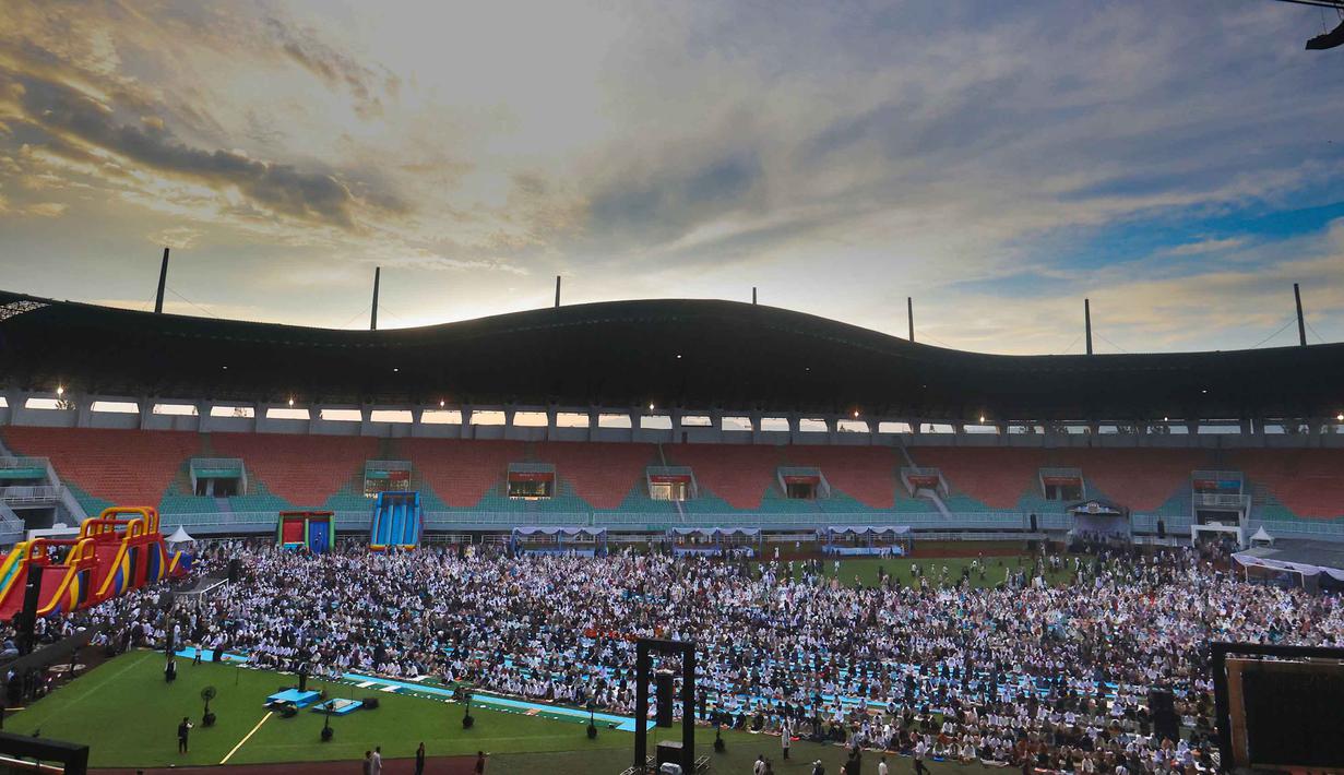 Sabtu (21/3/2026) pagi, ribuan umat Muslim berdatangan dan memadati area lapangan di Stadion Pakansari, Cibinong, Kabupaten Bogor, Jawa Barat. Tampak dalam foto, ribuan umat Muslim saat melaksanakan rangkaian salat Idulfitri 1447 Hijriah di Lapangan Utama Stadion Pakansari, Cibinong, Kabupaten Bogor, Jawa Barat, Sabtu (21/3/2026). (Kapanlagi.com/Budy Santoso)