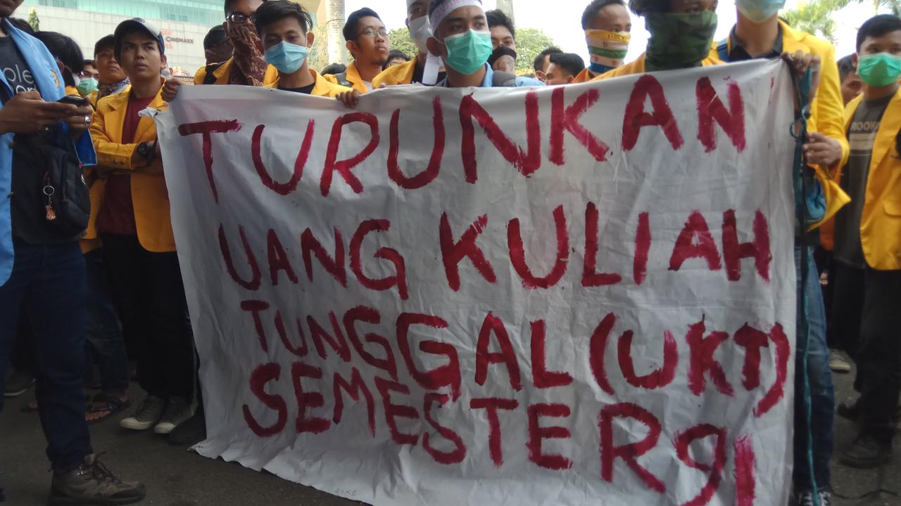 Ratusan mahasiswa Unsri menyampaikan aspirasinya ke anggota DPRD Sumsel (Liputan6.com / Nefri Inge)