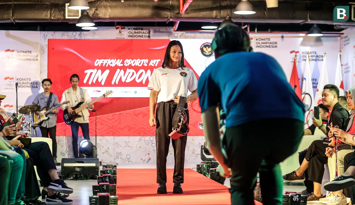 Atlet panjat tebing Indonesia, Sukma Lintang Cahyani memamerkan jersey terbaru Tim Indonesia yang akan digunakan untuk Asian Games 2022 Hangzhou di Kantor NOC Indonesia Lantai 16, Gedung FX Senayan, Jakarta, Sabtu (09/09/2023). (Bola.com/Bagaskara Lazuardi)