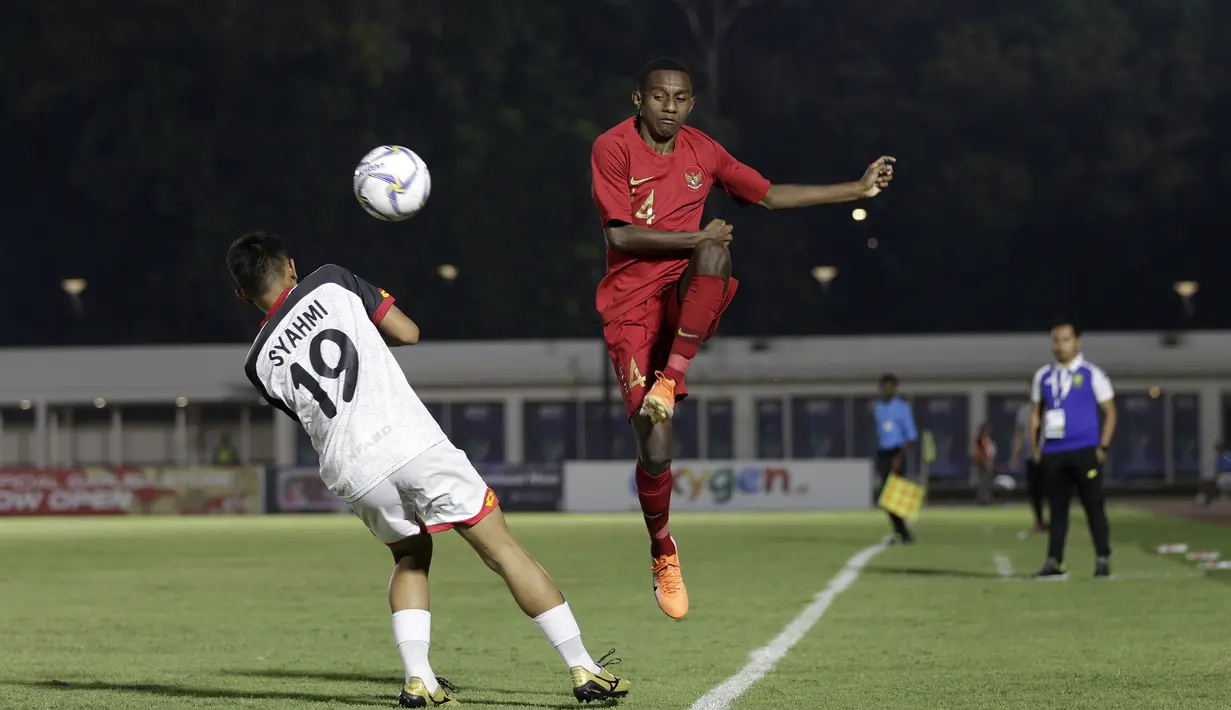 Bek Timnas Indonesia U-16, Alexandro Felix, berebut bola dengan pemain Brunei Darussalam pada laga babak Kualifikasi Piala AFC U-16 2020 di Stadion Madya, Jakarta, Jumat (20/9). Indonesia menang 8-0 atas Brunei. (Bola.com/Yoppy Renato)