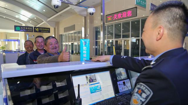 Warga menjalani pemeriksaan di perbatasan China (Xinhua/Luo Yang)