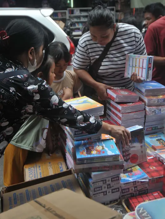 Harga jual buku tulis ditentukan berdasarkan ketebalan halaman dan kwalitas kertas. (merdeka.com/Imam Buhori)