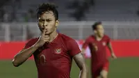 Striker Timnas Indonesia U-22, Osvaldo Haay, merayakan gol yang dicetaknya ke gawang Singapura U-22 pada laga SEA Games 2019 di Stadion Rizal Memorial, Manila, Kamis (28/11). Indonesia menang 2-0 atas Singapura. (Bola.com/M Iqbal Ichsan)