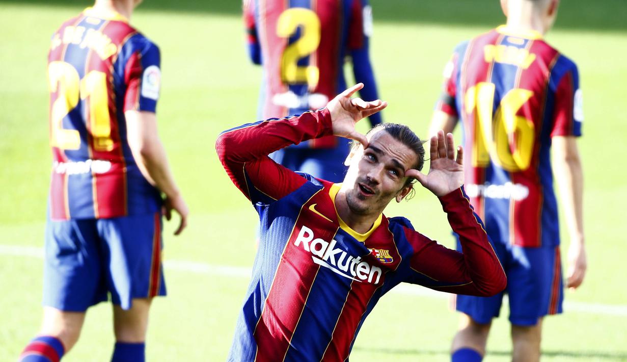 Penyerang Barcelona, Antoine Griezmann, melakukan selebrasi usai mencetak gol ke gawang Osasuna pada laga Liga Spanyol di Stadion Camp Nou,  Minggu (29/11/2020). Barca menang dengan skor 4-0. (AP/Joan Monfort)