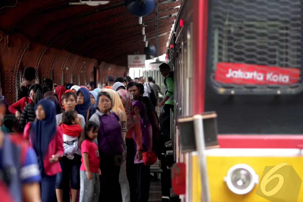  Pengguna Commuter line Padati Stasiun Kota