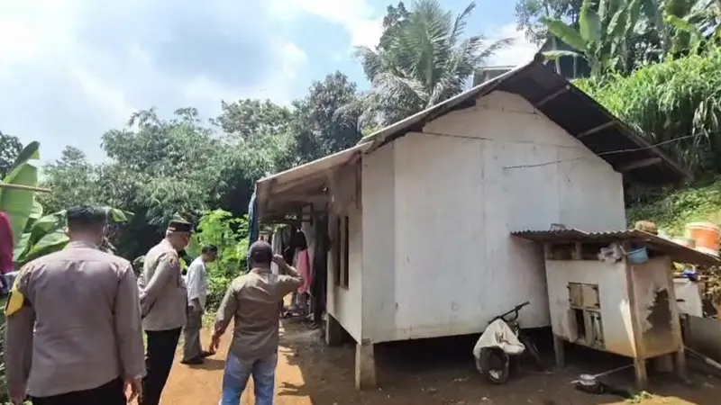 Penampakan rumah yang ditinggali Raya dan keluarganya (dok: Liputan6)