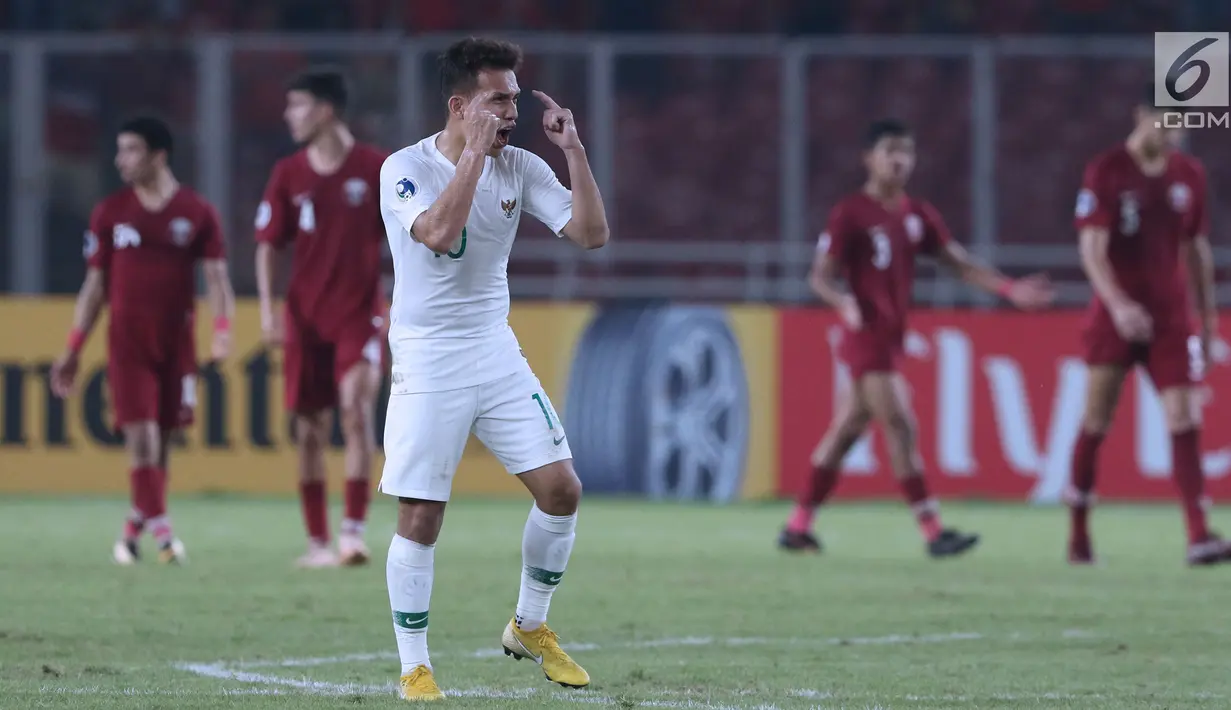 Penyerang Timnas Indonesia U-19, Egy Maulana Vikri menyemangati rekan-rekannya saat melawan Qatar U-19 pada penyisihan Grup A Piala AFC U-19 2018 di Stadion GBK, Jakarta, Minggu (21/10). Indonesia kalah 5-6. (Liputan6.com/Helmi Fithriansyah)