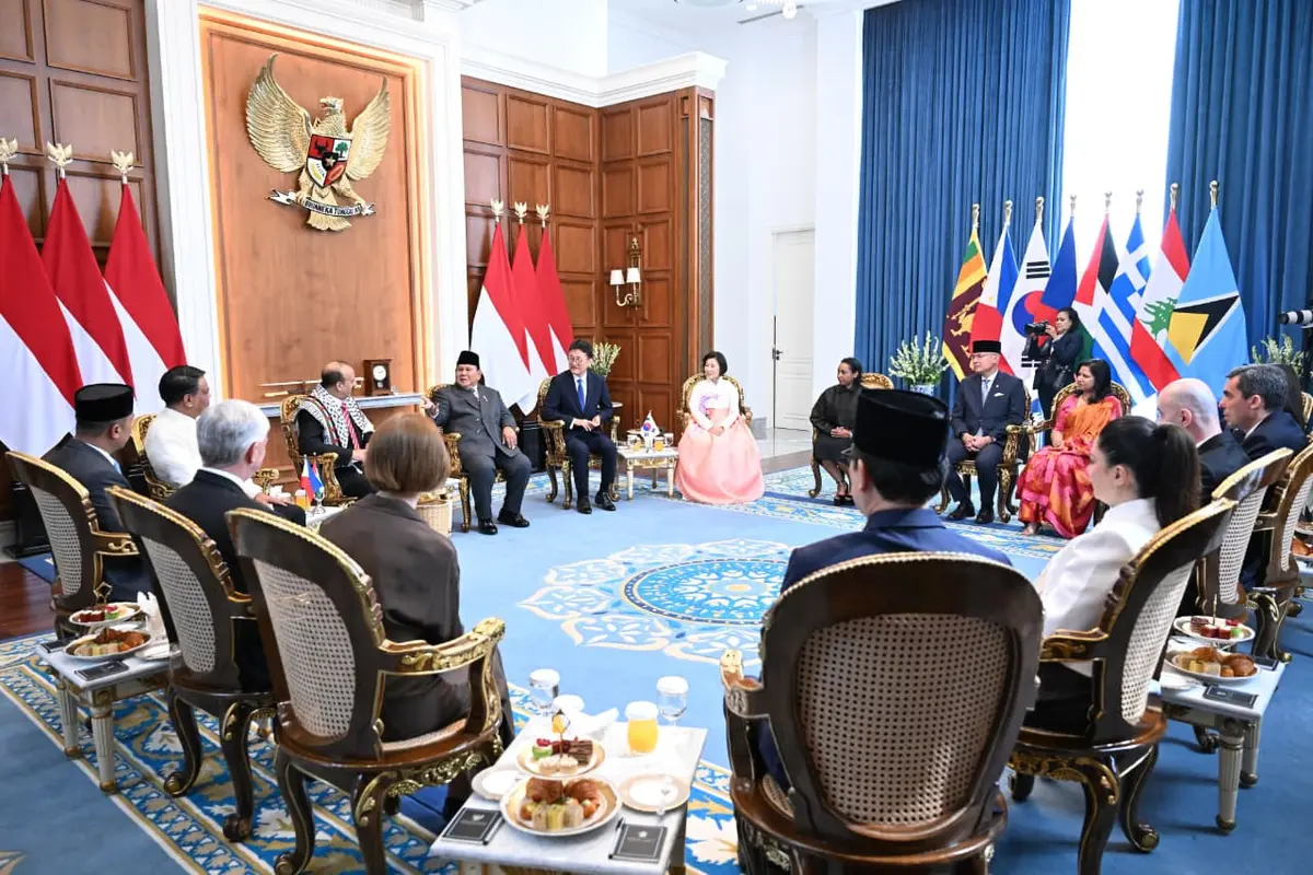 Presiden Prabowo Subianto saat menerima 8 duta besar luar biasa dan berkuasa penuh (LBBP) negara sahabat di Istana Merdeka, Jakarta, Senin (8/6/2026).