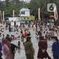 Pengunjung memadati kawasan Pantai Ancol di Taman Impian Jaya Ancol, Jakarta, Rabu (4/5/2022). Objek wisata tersebut kembali ramai dikunjungi wisatawan pada saat liburan Hari Raya Idul Fitri 1443 H setelah dua tahun sebelumnya sempat mengalami penurunan kunjungan wisatawan akibat pandemi Covid-19. (Liputan6.com/Herman Zakharia)