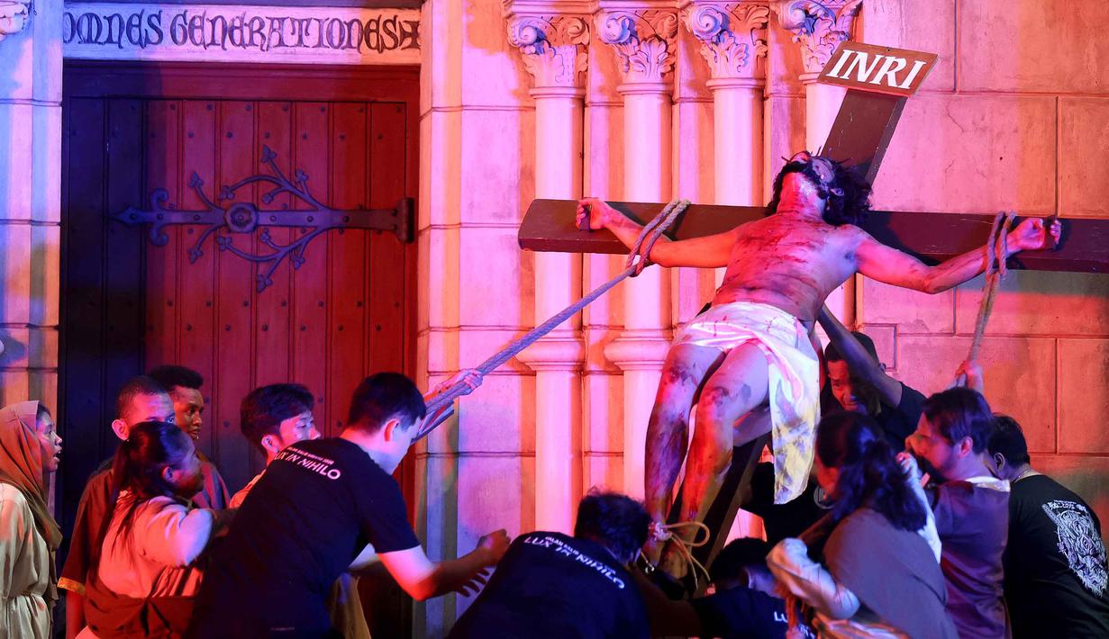 Drama ini mengikuti 14 stasi Jalan Salib, termasuk momen-momen ikonik. Tampak dalam foto, umat Katolik saat memperagakan drama visualisasi prosesi penyaliban Yesus saat peringatan Jumat Agung di Gereja Katedral, Jakarta, Jumat (3/4/2026). (Kapanlagi.com/Budy Santoso)