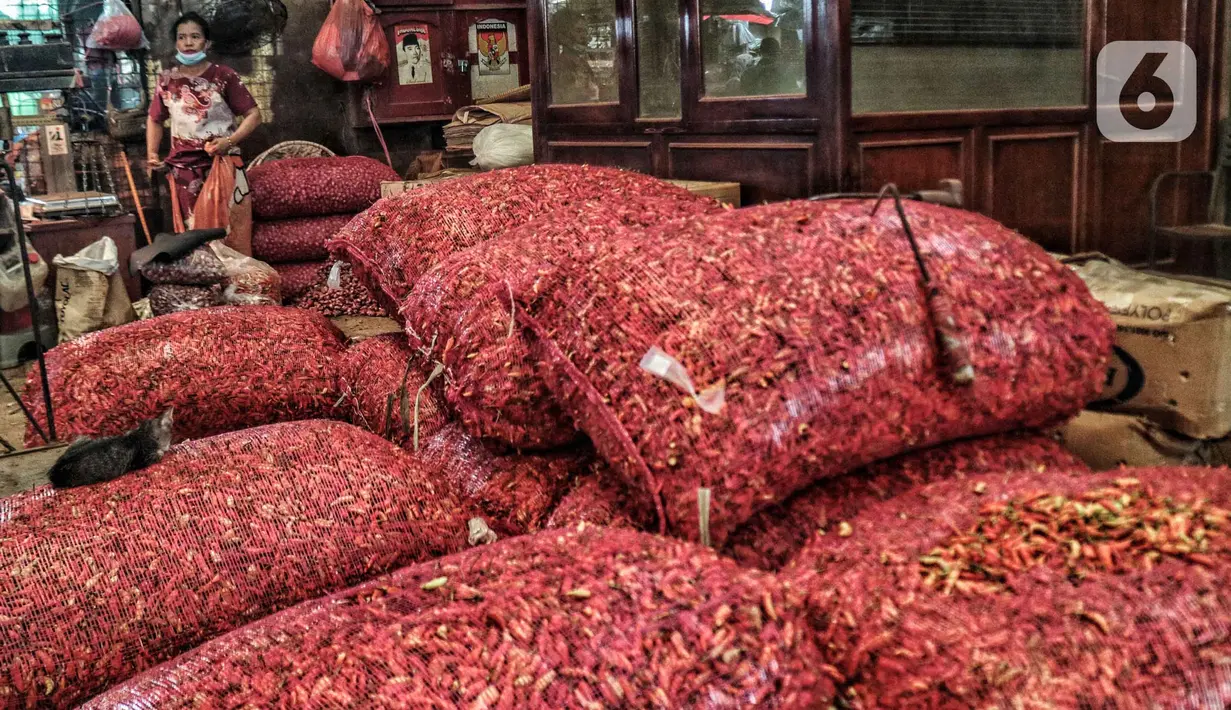 Aktivitas pedagang cabai di Pasar Induk Kramat Jati, Jakarta Timur, Kamis (6/1/2022). Harga cabai di Pasar Induk Kramat Jati yang sebelumnya melonjak pada akhir tahun kini perlahan turun. (merdeka.com/Iqbal S. Nugroho)
