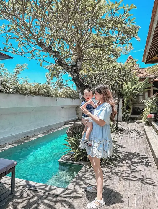 Momen kebersamaan Audi Marissa dengan sang putra, Anzel Maverick Xie ini juga banjir komentar dari netizen di media sosial. Terlebih, dirinya juga tampak begitu telaten mengasuh sang anak meski tengah berlibur. (Liputan6.com/IG/@audimarissa)