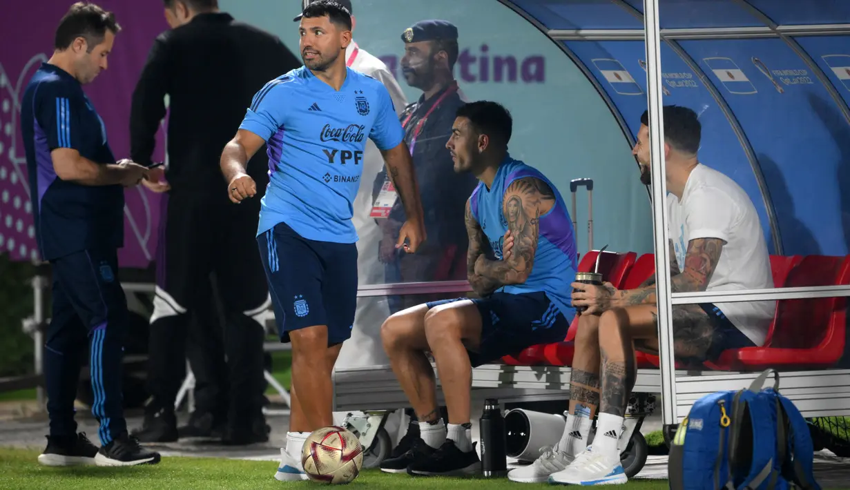 Mantan pemain Argentina Sergio Aguero menghadiri sesi latihan timnya jelang partai Final Piala Dunia 2022 melawan Prancis di Doha, Qatar, Kamis (15/12/2022). Bagi Argentina dan Prancis, ini akan menjadi pertemuan mereka pertama kali di final Piala Dunia. (Paul ELLIS / AFP)