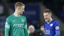  Kiper Manchester City, Joe Hart berbincang dengan penyerang Leicester City, Jamie Vardy usai laga Premier Ingggris di Stadion King Power, Rabu (30/12/2015) dini hari WIB. (Reuters/Carl Recine)