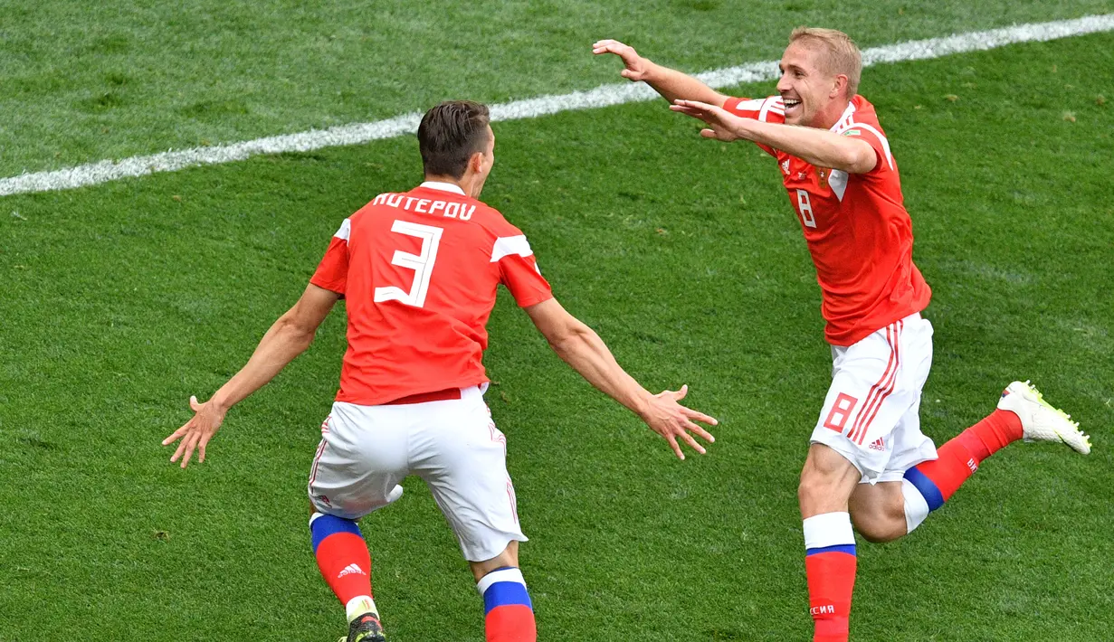 Gelandang Rusia, Yuri Gazinskiy, merayakan gol ke gawang Arab Saudi pada laga Grup A Piala Dunia di Stadion Luzhniki, Moskow, Kamis (15/6/2018). Dirinya merupakan pencetak gol perdana pada Piala Dunia 2018. (AFP/Mladen Antonov)