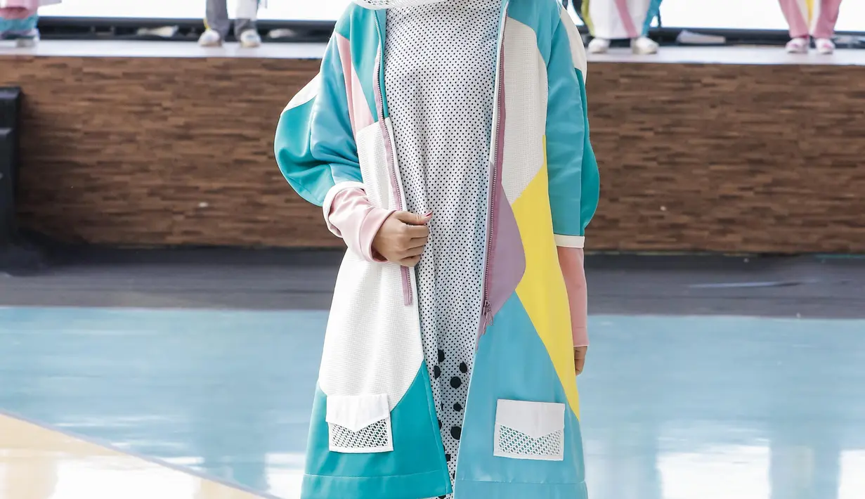 Seorang model memperagakan karya Naurah Putri di fashion show Islamic Fashion Institute. (Liputan6.com/Pool/IFC)