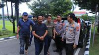 Samanhudi Anwar saat digelandang ke Mapolda Jatim. (Dian Kurniawan/Liputan6.com)