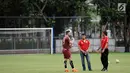 Pemain Persija, Marko Simic (kiri) berbincang dengan pelatih Stefano Cugurra (kanan) saat latihan di Lapangan A Senayan, Jakarta, Selasa (13/3). Persija akan menjamu Song Lam Nghe An di grup H Piala AFC 2018, Rabu (14/3). (Liputan6.com/Helmi Fithriansyah)