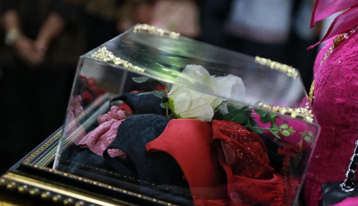 Dalam acara itu pihak Presiden Jokowi mempersilahkan keluagranya untuk masuk. Sedangkan calon pengantin pria belum diperbolehkan masuk. Bobby dilarang melihat maupun melirik calon istrinya, ia menunggu di teras. (Adrian Putra/Bintang.com)