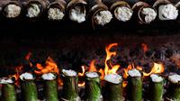 Harga jual lemang di kawasan Kwitang, sangat bervariasi tergantung besar dan kecilnya. (Liputan6.com/Herman Zakharia)