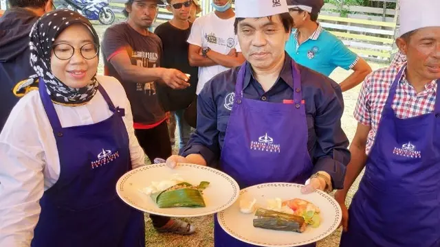 Nasi sagu rempah dan nasi sagu bakar di Desa Sungai Tohor, Kepulauan Meranti.