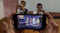 Tim e-Sports, WAW divisi PUBG, memberikan simulasi saat mengunjungi Kantor KLY di Jakarta, Kamis (21/2). Dalam kunjungan itu tim milik Youtuber Reza Arap tersebut berbagi tips dan triks dalam bermain PUBG. (Bola.com/M. Iqbal Ichsan)