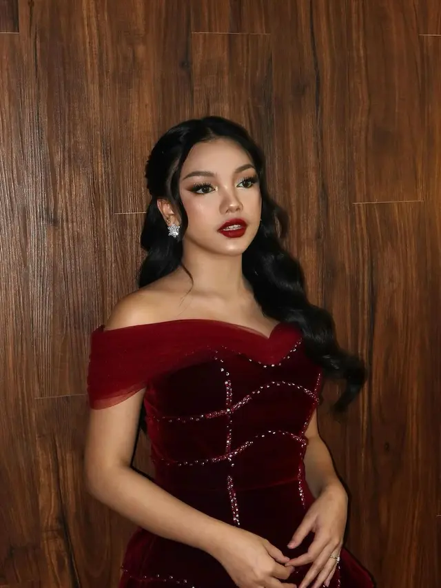 Pesona Naura Ayu Dipulas Makeup Bold dengan Lipstik Merah khas Snow White