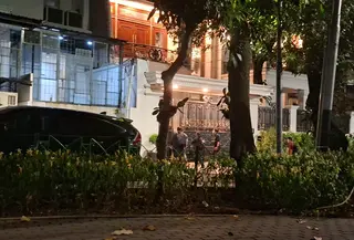 Sesekali masih tampak beberapa orang keluar masuk rumah Jampidsus Kejagung Febrie Adriansyah. (Liputan6.com/Rifqy Alief Abiyya)