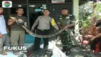 Warga sekitar areal pemakaman di tepi Kali Leduk, Kelurahan Gembor, Periuk, Kota Tangerang, digegerkan dengan upaya penangkapan seekor ular sanca yang tak jauh dari permukiman warga.
