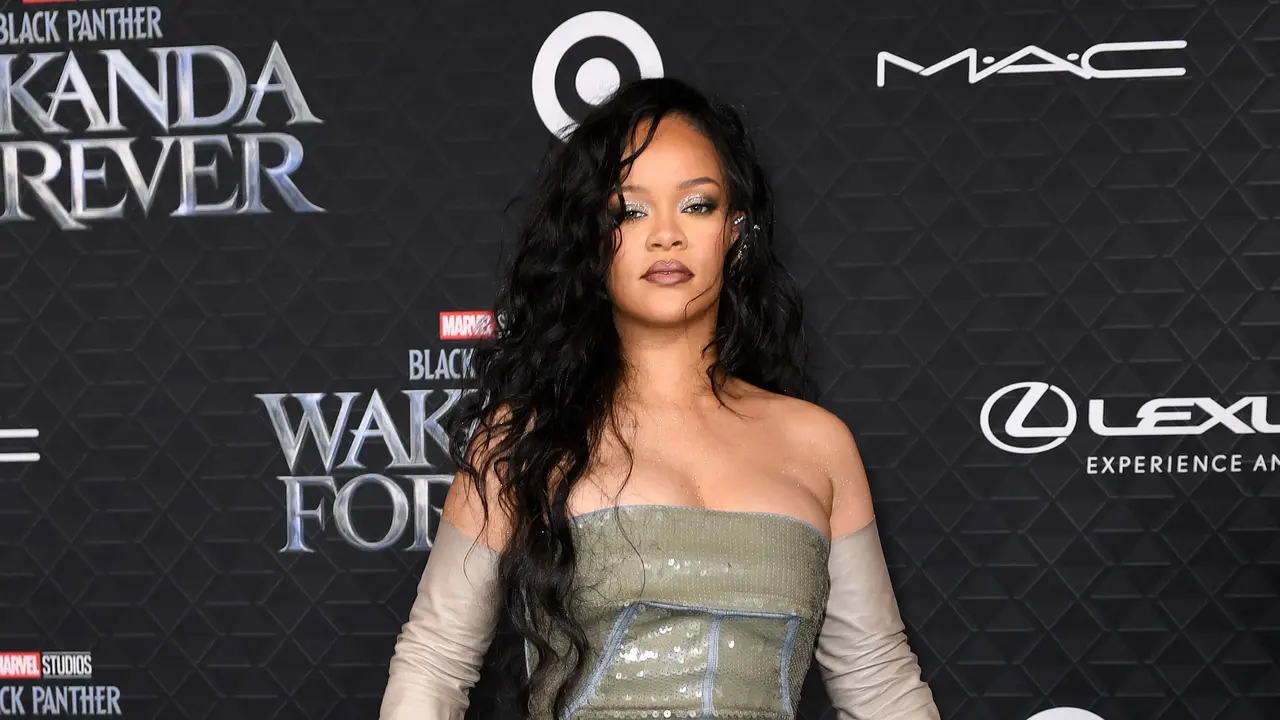 Penampilan Rihanna Bergaun Payet di Pemutaran Film Black Panther: Wakanda Forever
