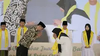 Gubernur Jawa Barat Ridwan Kamil mewisuda 2.000 hafiz-hafizah atau penghafal Al-Qur'an program Sadesha (Satu Desa Satu Hafiz) di Dome Bale Rame Soreang, Kabupaten Bandung, Senin (28/8/2023).  (sumber foto: Biro Adpim Jabar)