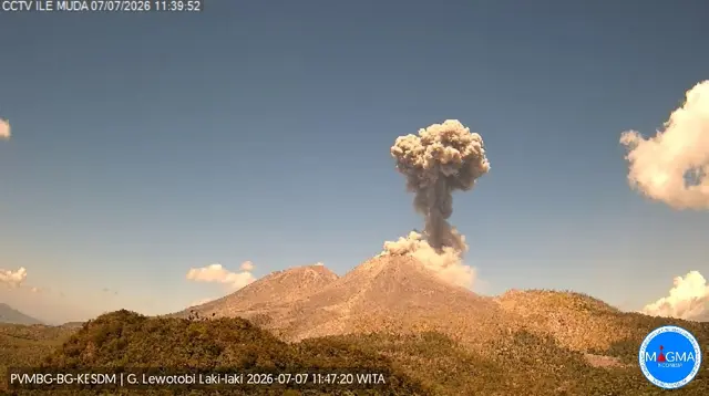 3 Gunung Api Erupsi Beruntun Selasa Malam, Satu di NTT
