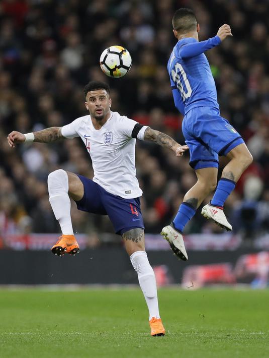 Duel pemain Inggris, Kyle Walker (kiri) dan pemain Italia, Lorenzo Insigne pada laga uji coba di Wembley Stadium, London, (27/3/2018). Italia tahan imbang Inggris 1-1. (AP/Kirsty Wigglesworth)