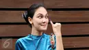 Aktris Luna Maya menunjukkan tinta usai mencoblos surat suara pada Pilkada DKI 2017 di di TPS 54 Pelmampang, Jakarta, Rabu (15/2). (Liputan6.com/Herman Zakharia)