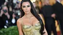 Aktris Kim Kardashian menghadiri Met Gala 2018 untuk pembukaan "Heavenly Bodies: Fashion and The Catholic Imagination" di Manhattan, New York, Amerika Serikat, (7/5). Kim Kardashian tampil seksi mengenakan gaun emas super ketat. (AFP Photo/Angela Weiss)