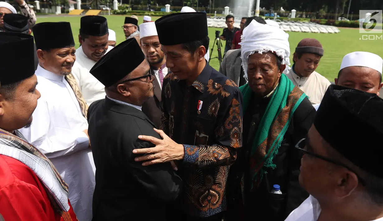 Presiden Joko Widodo (tengah) berdialog dengan ulama asal Provinsi Aceh usai pertemuan di Istana Negara, Jakarta, Selasa (5/3/2019). Pertemuan Jokowi dengan para alim ulama Aceh pun berlangsung tertutup di Istana Negara. (Liputan6.com/Angga Yuniar)