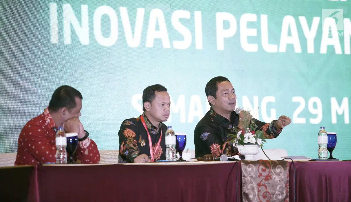 Wali Kota Semarang Hendrar Prihadi (kanan) memberi penjelasan saat acara Rakerkomwil III APEKSI Tahun 2019 di Hotel PO Paragon Semarang, Jumat (29/3). Pada pertemuan di kota semarang ini , membahas tentang program smartcity untuk indonesia. (Liputan6.com/Gholib)