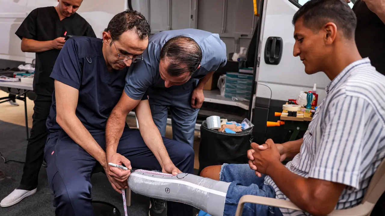 Klinik Inisiatif Yordania Tiba di Khan Yunis, Para Korban Amputasi Gaza Dipasangi Kaki Palsu