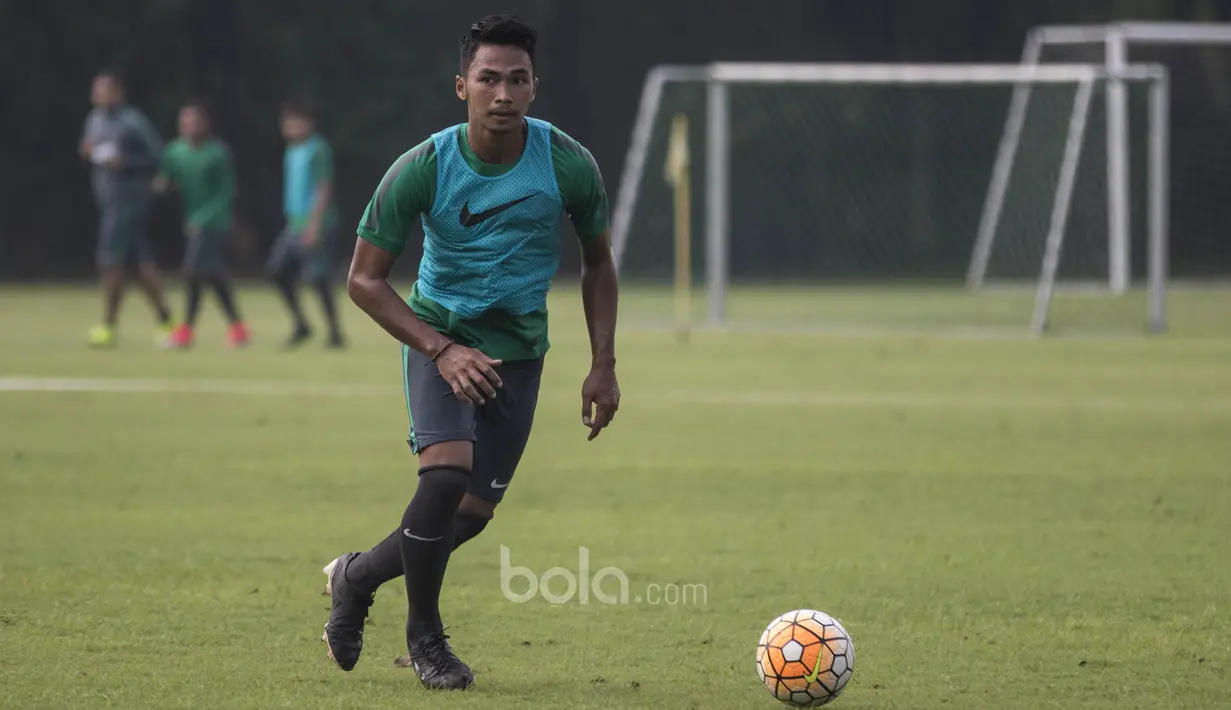 Pemain Timnas Indonesia U-22, Bagas Adi Nugroho, menggiring bola saat latihan di Lapangan SPH Karawaci, Tangerang, Minggu (7/5/2017). (Bola.com/Vitalis Yogi Trisna)