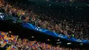 Suporter Barcelona memberikan dukungan kepada tim kesayangan mereka di leg kedua 16 besar Liga Champions di Stadion Camp Nou, Spanyol, Kamis (18/3/15). Barcelona menang 1-0 atas Manchester City. (Reuters/Carl Recine)