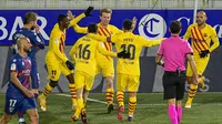 Para pemain Barcelona merayakan gol yang dicetak oleh Frenkie de Jong ke gawang Huesca pada laga Liga Spanyol di Stadion El Alcoraz, Minggu (3/1/2021). Barcelona menang tipis dengan skor 1-0. (AP/Alvaro Barrientos)