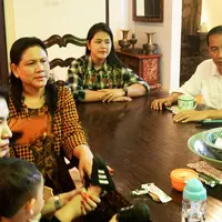 Presiden Jokowi memimpin langsung rapat terakhir persiapan pernikahan putrinya, Kahiyang Ayu dengan Bobby Nasution. (Liputan6.com/Fajar Abrori)