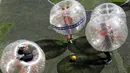 Sejumlah peserta antusias mengikuti turnamen sepakbola dengan mengenakan bola udara di badannya, Medellin, Kolombia, Sabtu (10/10/2015). Permainan ini dimainkan oleh lima orang di masing - masing tim. (REUTERS/Fredy Builes)