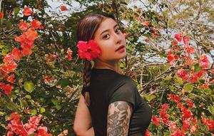 Karin Novilda alias Awkarin viral di jagat maya karena mengunggah foto testpack yang menyatakan positif hamil. Makin heboh karena ia belum menikah