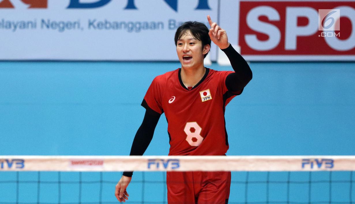Pemain Timnas voli putra Jepang, Masahiro Yanagida bersorak poin saat melawan Kazakhstan pada 8 besar grup E Kejuaraan Voli Asia 2017 di GOR Tri Dharma, Gresik, Kamis (27/7). Jepang unggul 3-0 (25-18, 25-19, 25-23). (Liputan6.com/Helmi Fithriansyah)